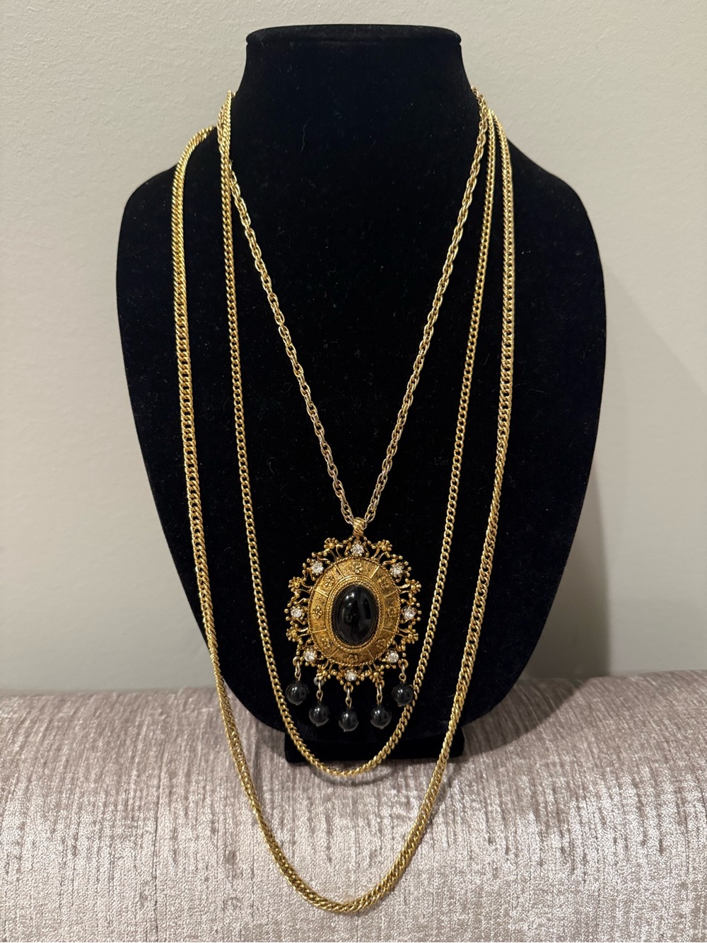 Vintage Celebrity Gems Statement Necklace Gold Tone Black Cabochon Rhinestone